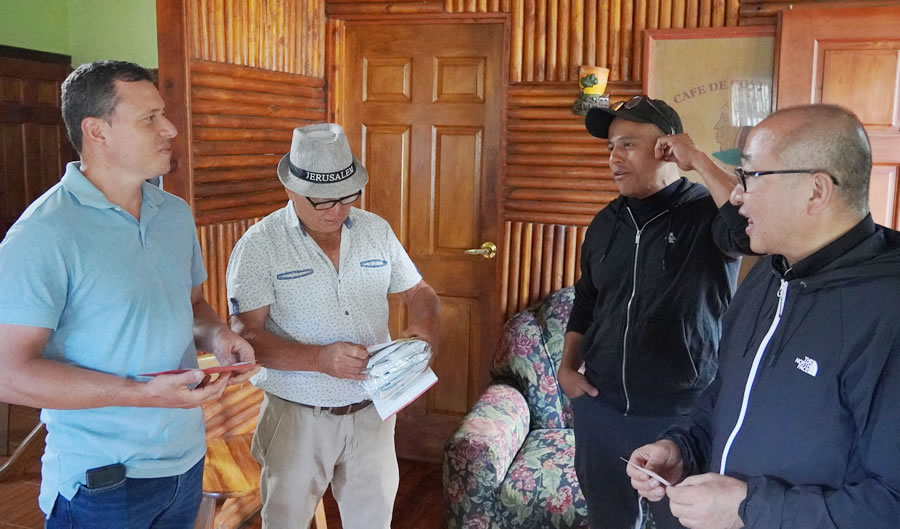 In discussion with farmers through a local export company