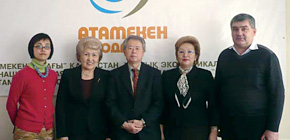 カザフスタンの経済団体「Atameken」を訪問。（中央が大津教授。右から2人目が同窓生のSvetlana Kirillovnaさん）