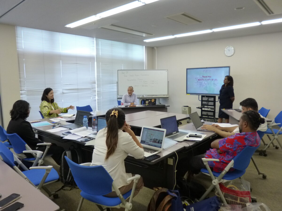 プレスタディーレポート発表で各国の産品について情報共有