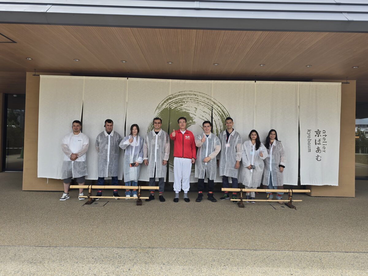 atelier京ばあむ前での集合写真