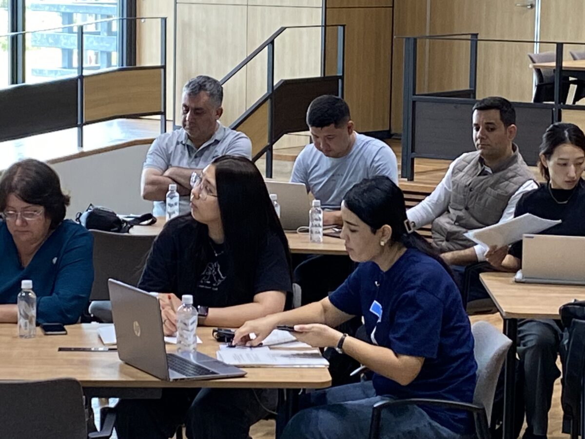 （公財）神戸医療産業都市推進機構：神戸の医療クラスターで講義を受ける研修員