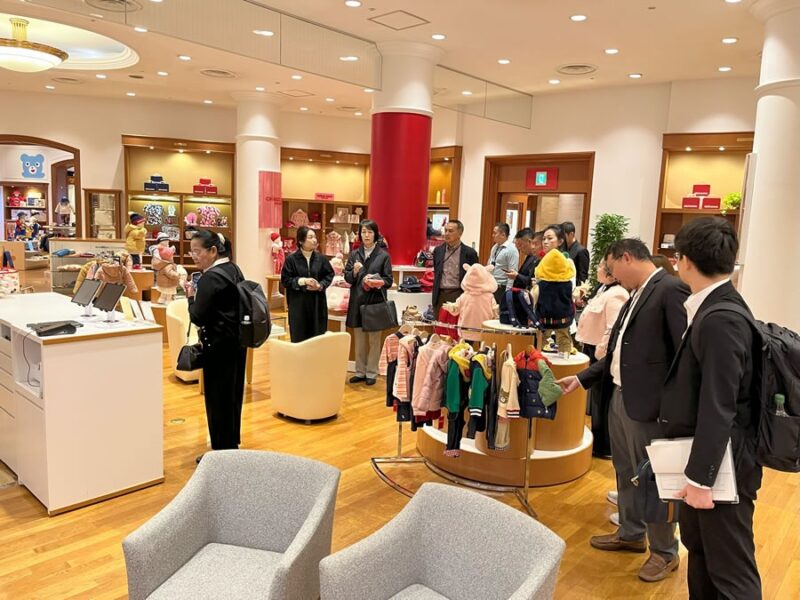 ミキハウスの商品の説明を聞く参加者
