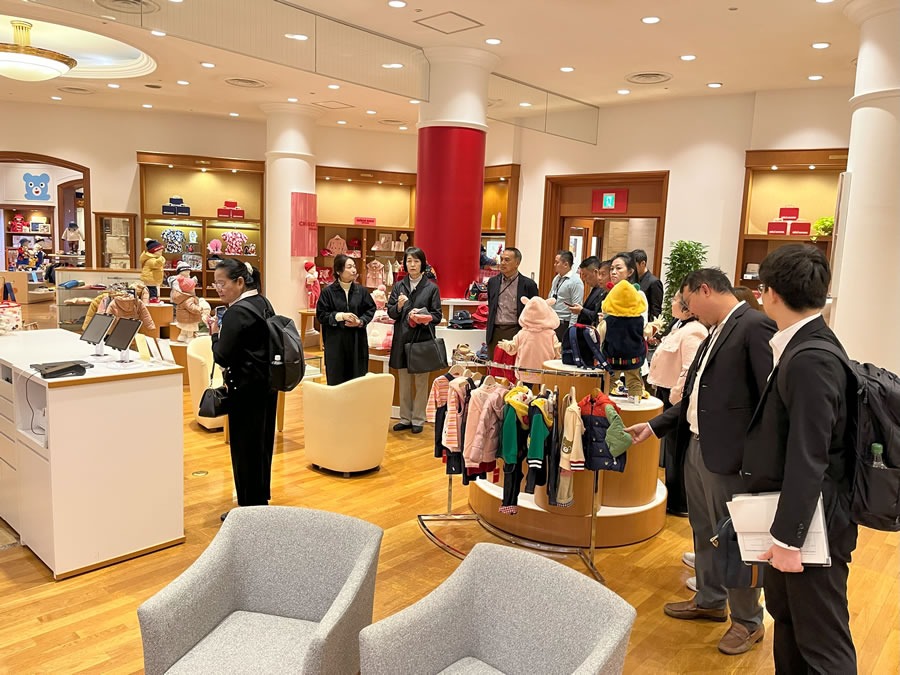 ミキハウスの商品の説明を聞く参加者