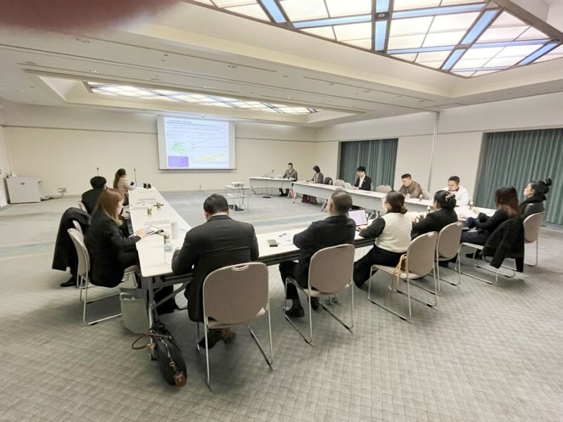 関西文化学術研究都市推進機構での説明を受ける参加者