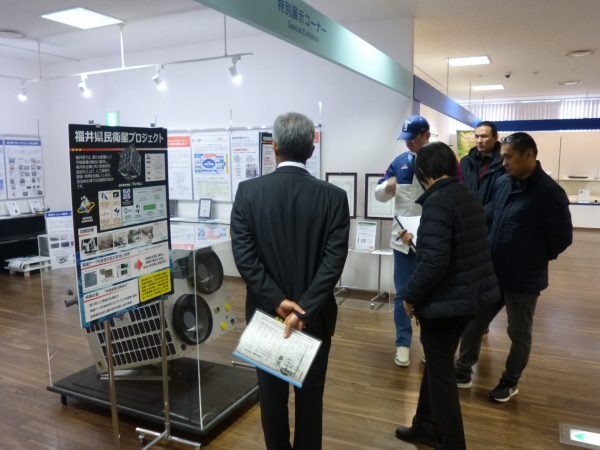 訪問先（福井県工業技術センター）での施設見学の様子
