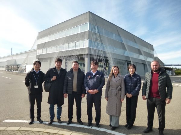 中央アジアにも共通する繊維産業。石川県の小松マテーレでは、本社ビルが同社製品の炭素繊維で耐震化されていました。