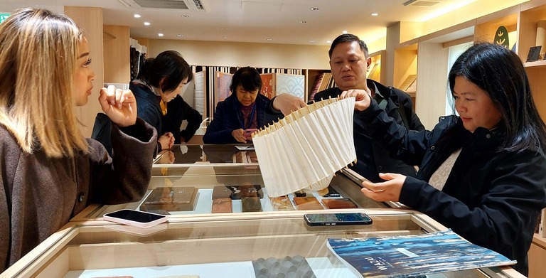 ランプシェードの仕組みに興味津々なソフィアさん