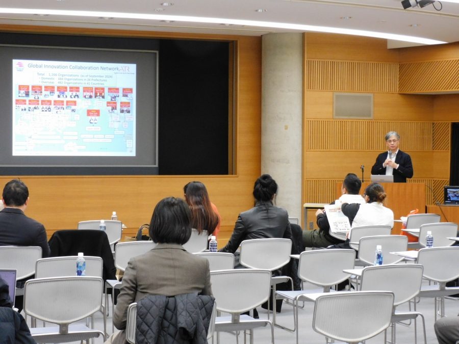 国際電気通信基礎技術研究所の説明を受ける参加者