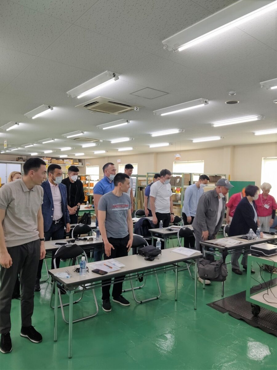 関西クラウン工業社にて　3S活動は全員での「礼」で始まります