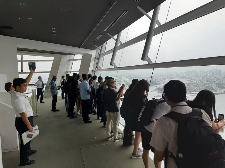 さきしまコスモタワー展望台から港湾エリアの埋立事業を見学しました。大阪・関西万博の開催予定地や明石海峡大橋まで見渡せる素晴らしい展望でした。